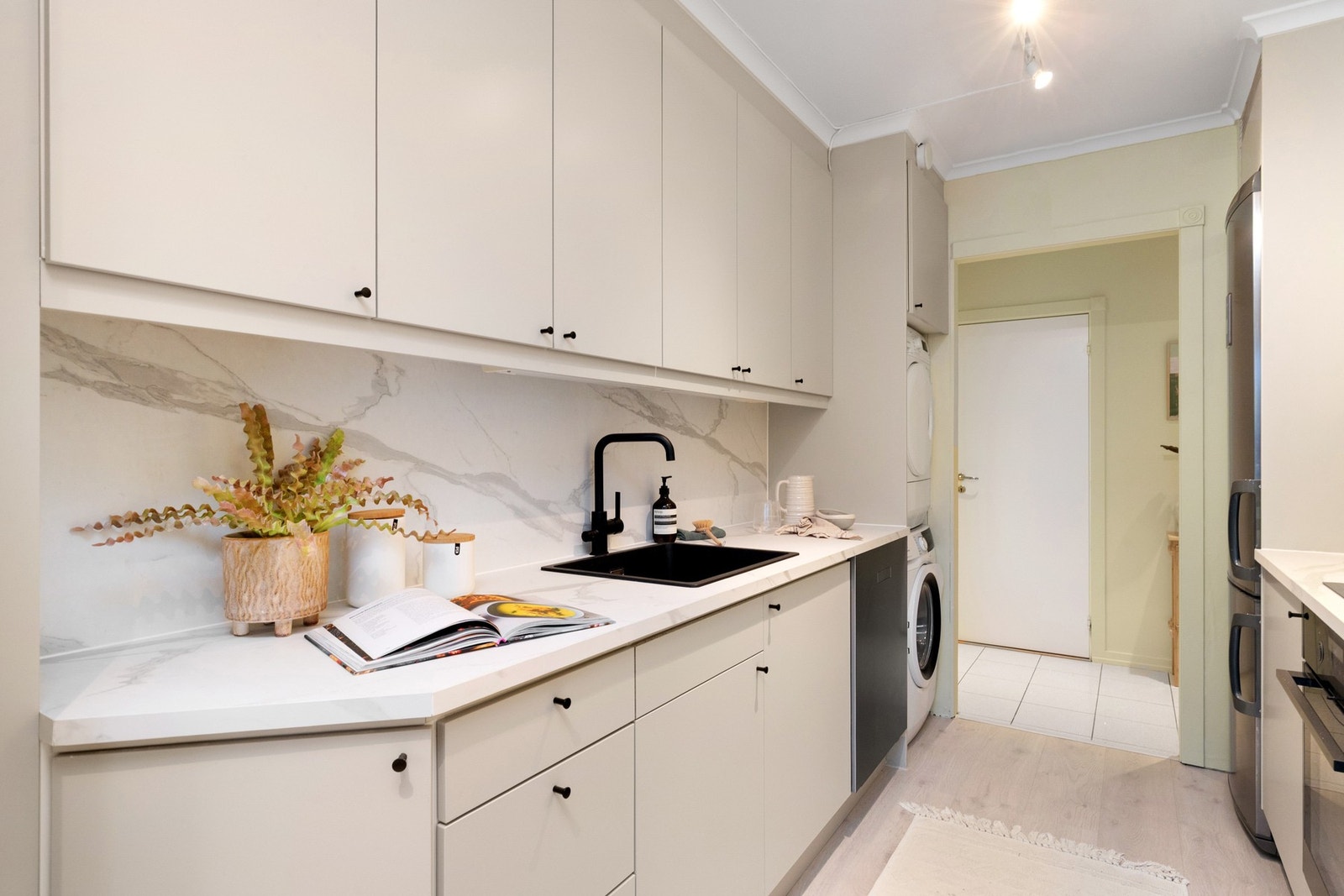 Praktisk kjøkkeninnredning med gode arbeidsflater og rikelig med skuff- og skapløsninger. Galleribilde