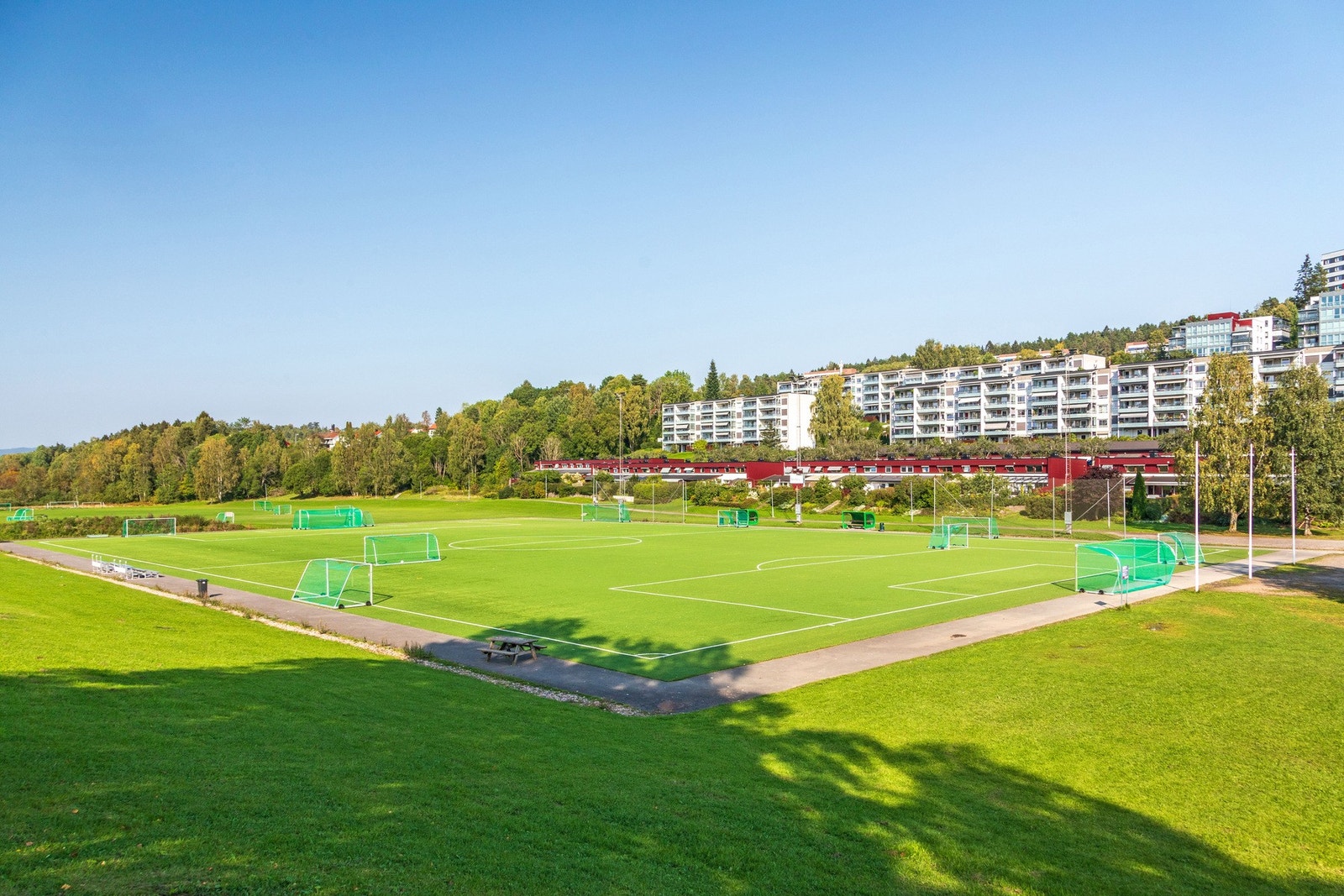 Godt idrettsmiljø med en rekke organisert breddeidrett. Rustad IL har ca. 1300 medlemmer. Galleribilde
