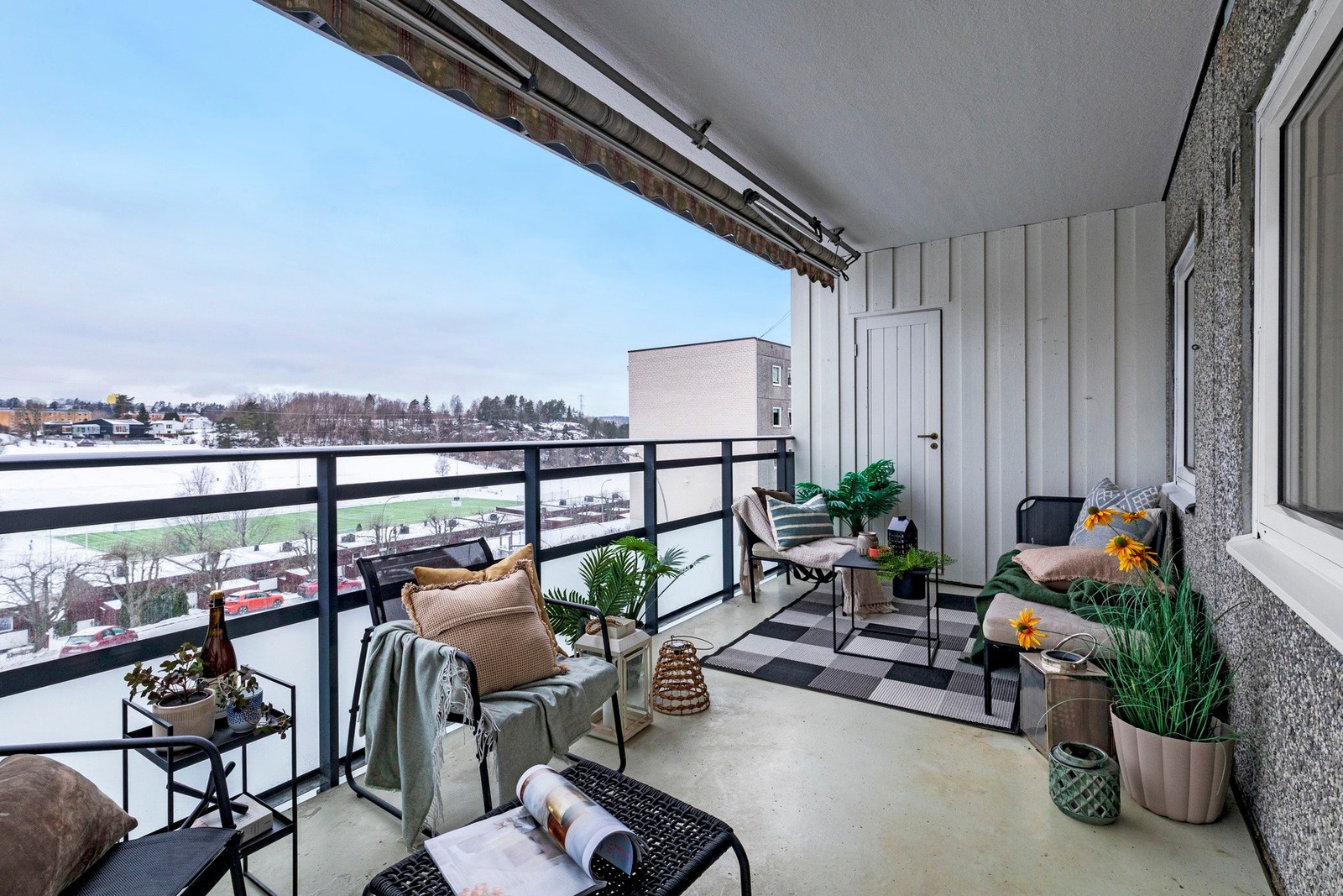 Vår- og sommerhalvåret blir balkongen en naturlig forlengelse av stuen. Galleribilde