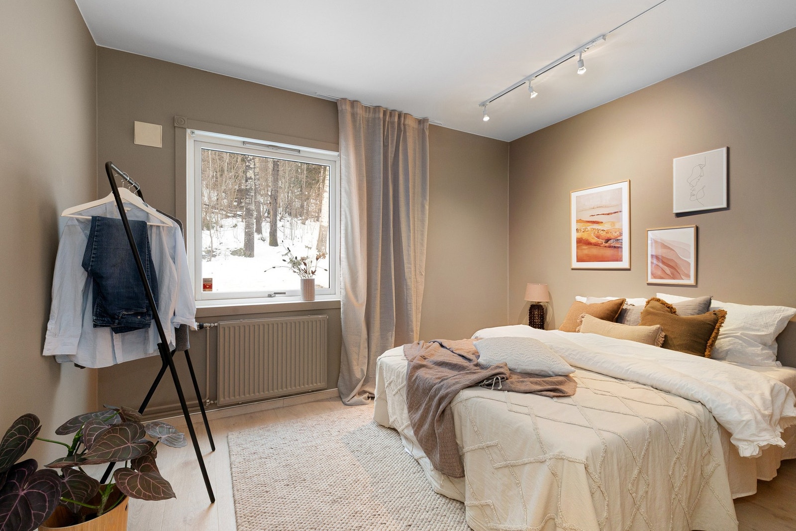 Hovedsoverom er holdt i moderne farge som står i stil med resten av leiligheten. Galleribilde