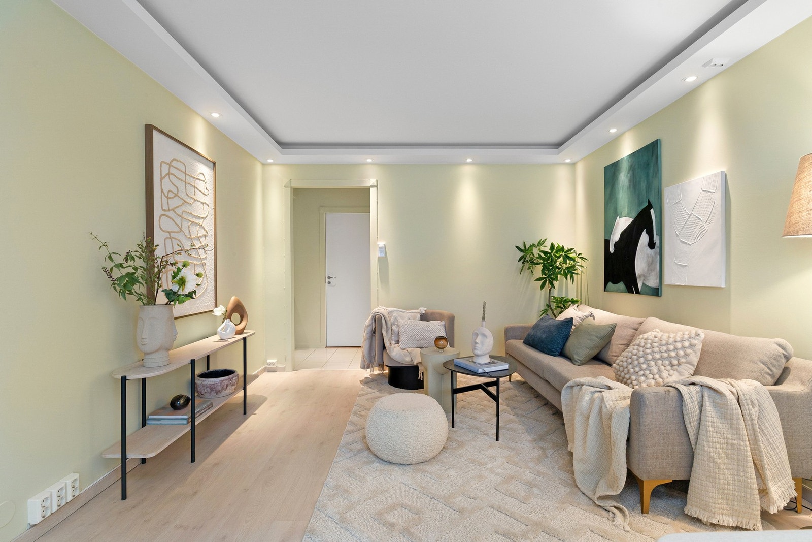 Tiltalende stue med god plass til sofagruppe, spisegruppe og TV- løsning. Galleribilde