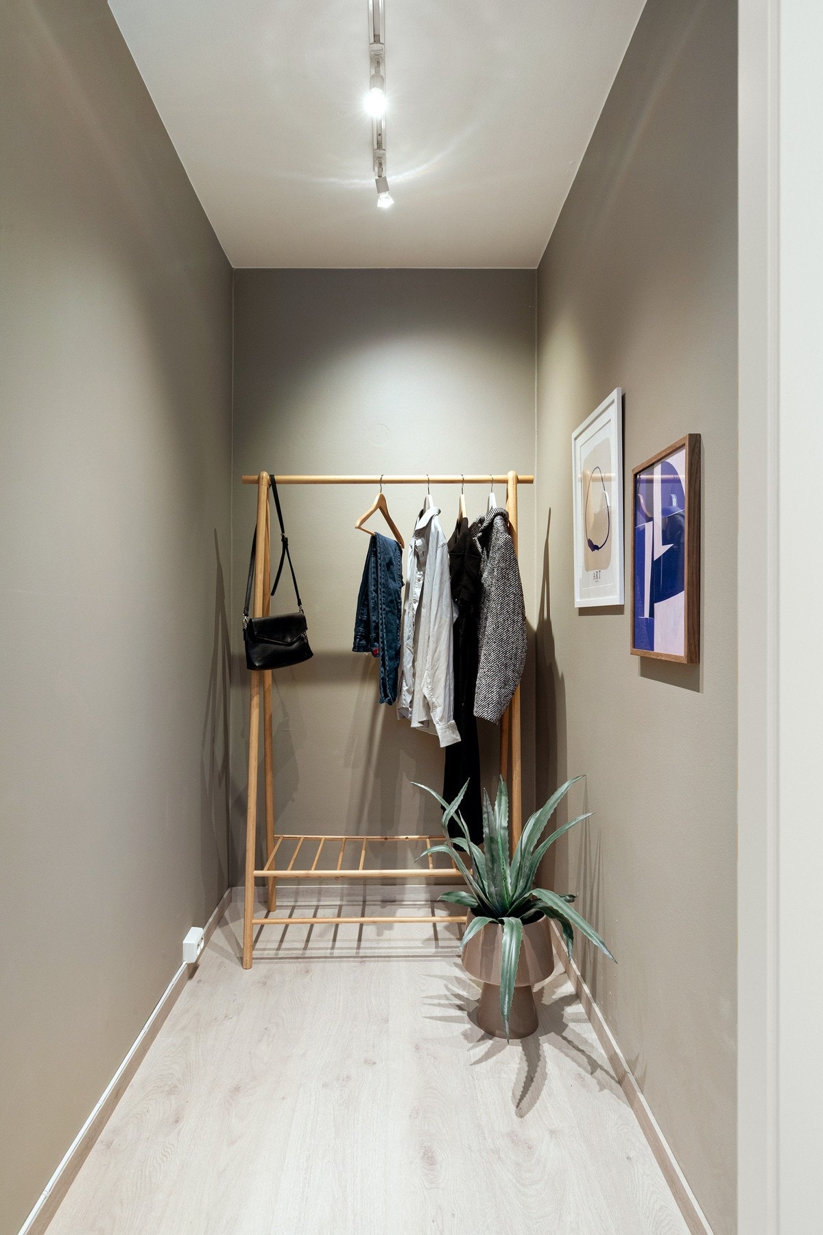 Innvendig bod som gjør det enkelt å organisere klær, sko og annet utstyr på en ryddig måte. Galleribilde