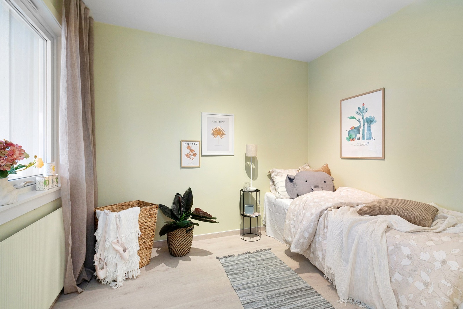 Soverom III er også av god størrelse med plass til dobbeltseng og ønsket garderobeløsning. Galleribilde