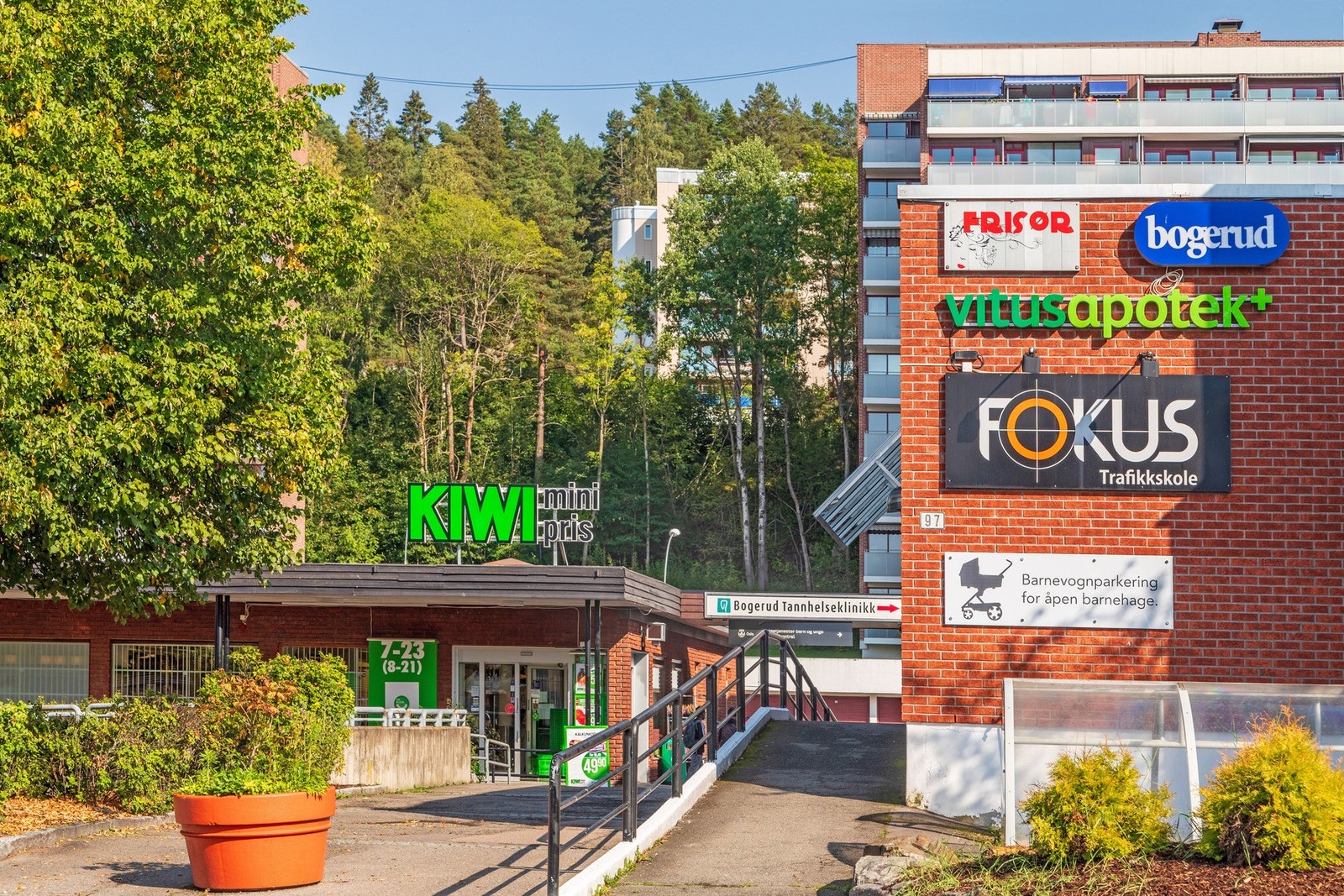 Dagligvarehandelen kan gjøres ved KIWI Bogerud Senter. Galleribilde