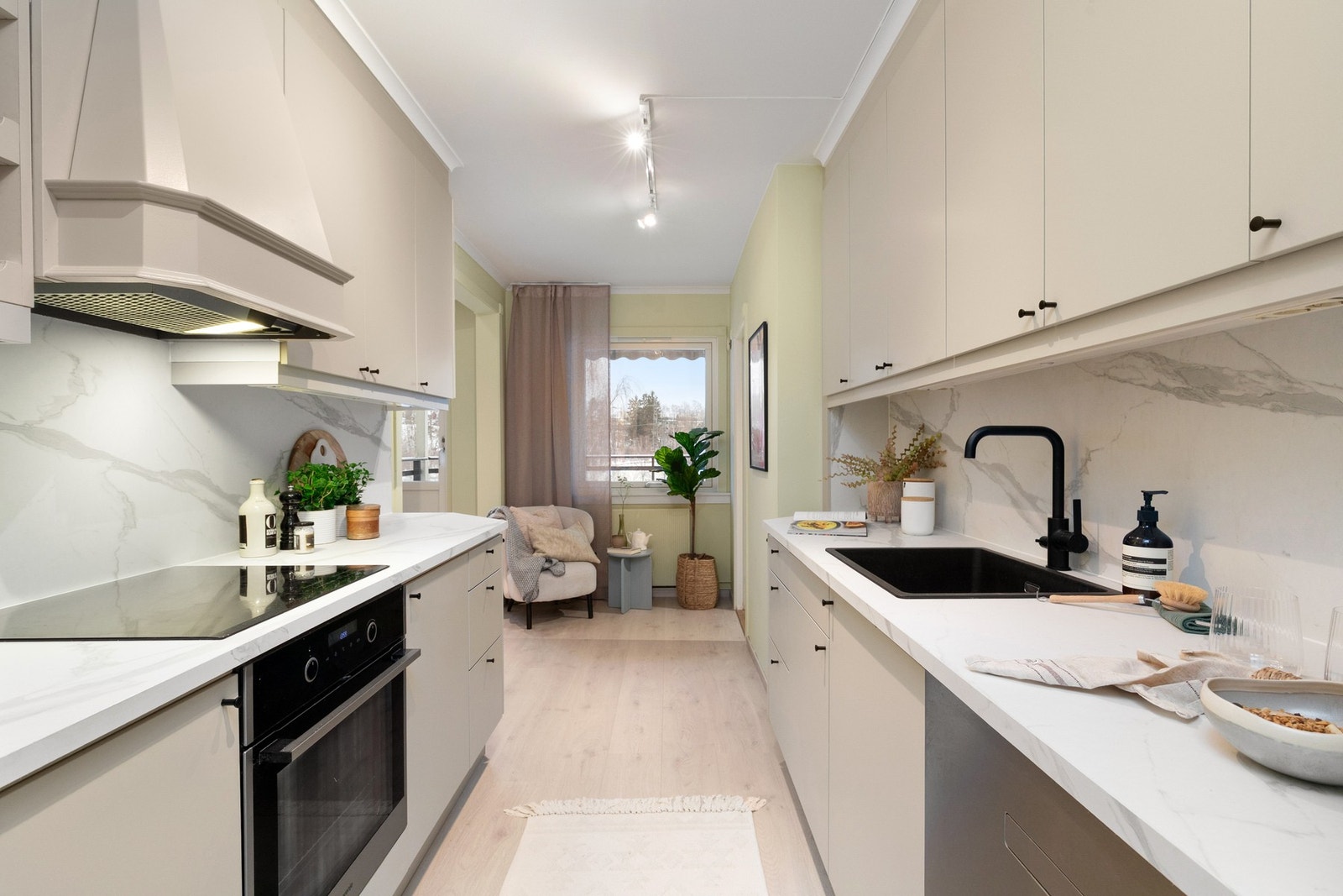 Praktisk kjøkkeninnredning med gode arbeidsflater og rikelig med skuff- og skapløsninger. Galleribilde