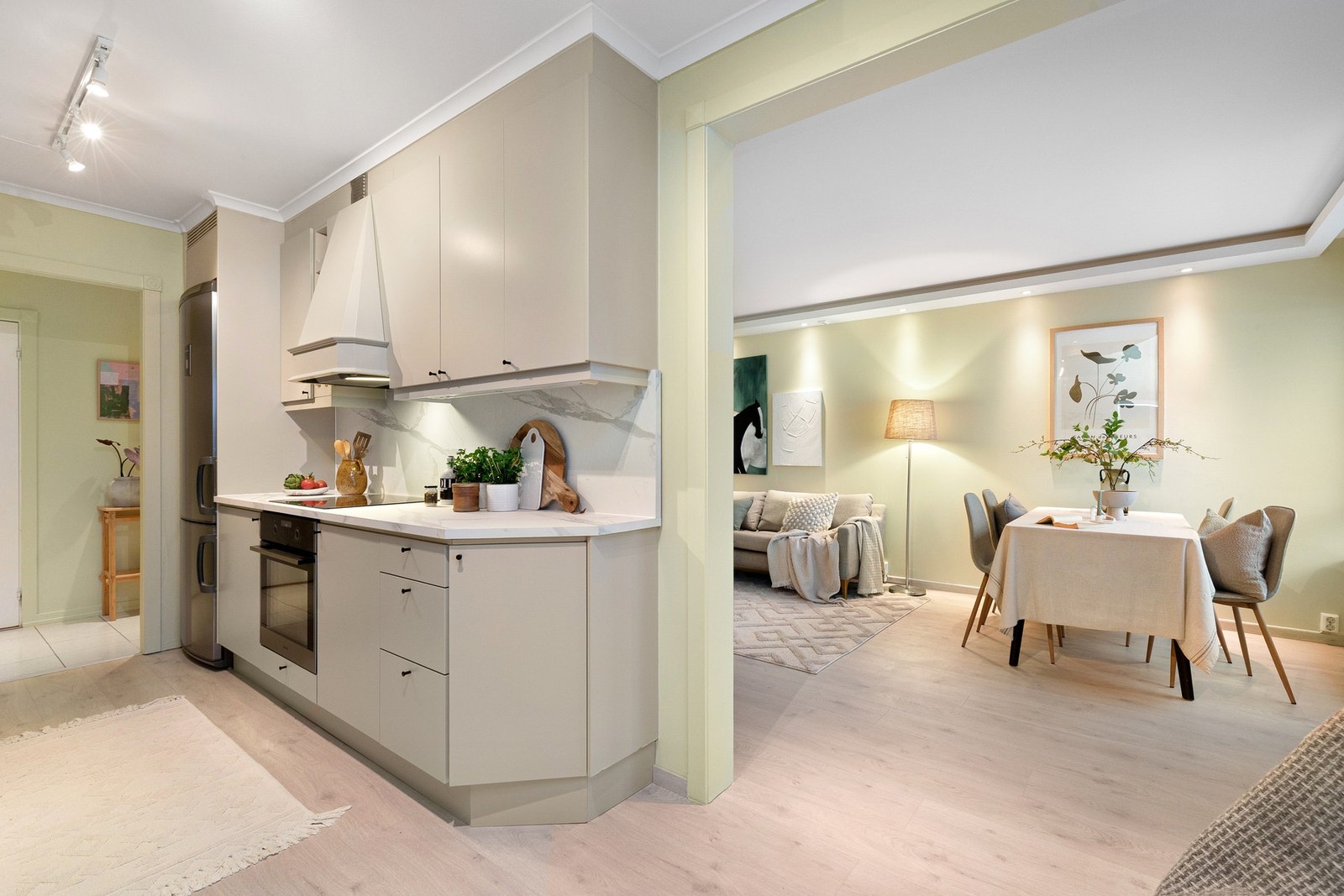 Fin sone for spisebord i spisestuen og stuen - her kan man invitere venner og familie til hyggelige lag! Galleribilde