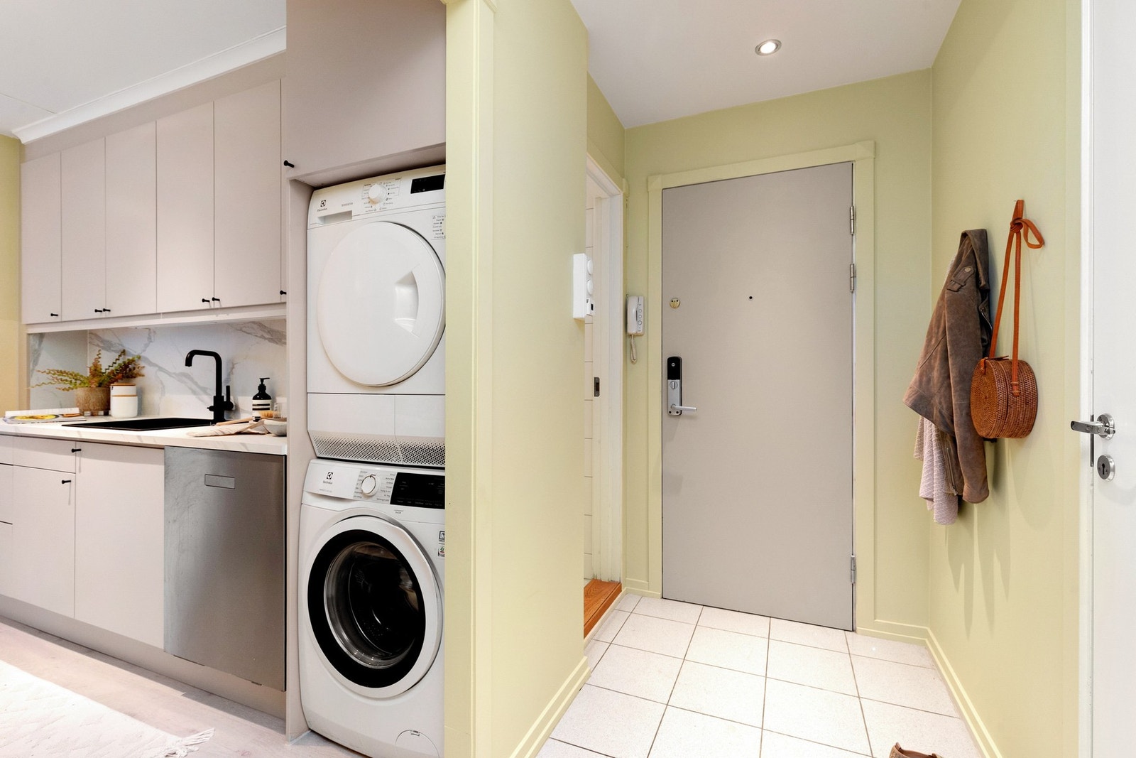 Entréen er tiltalende, med plass til oppbevaring av sko og yttertøy. Galleribilde