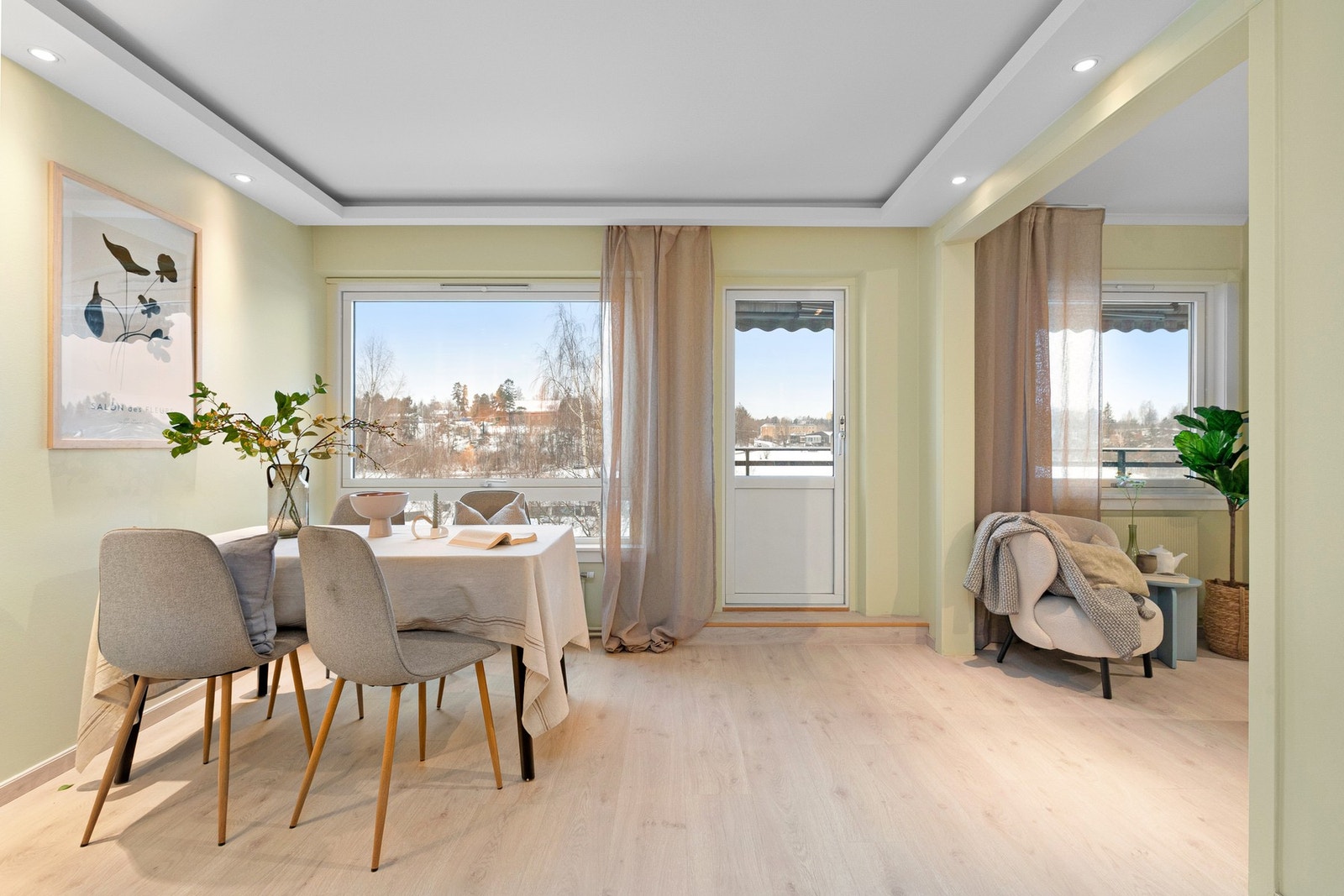 Spisestuen ligger i åpen løsning mot stuen, som gir en fin og sosial løsning. Galleribilde