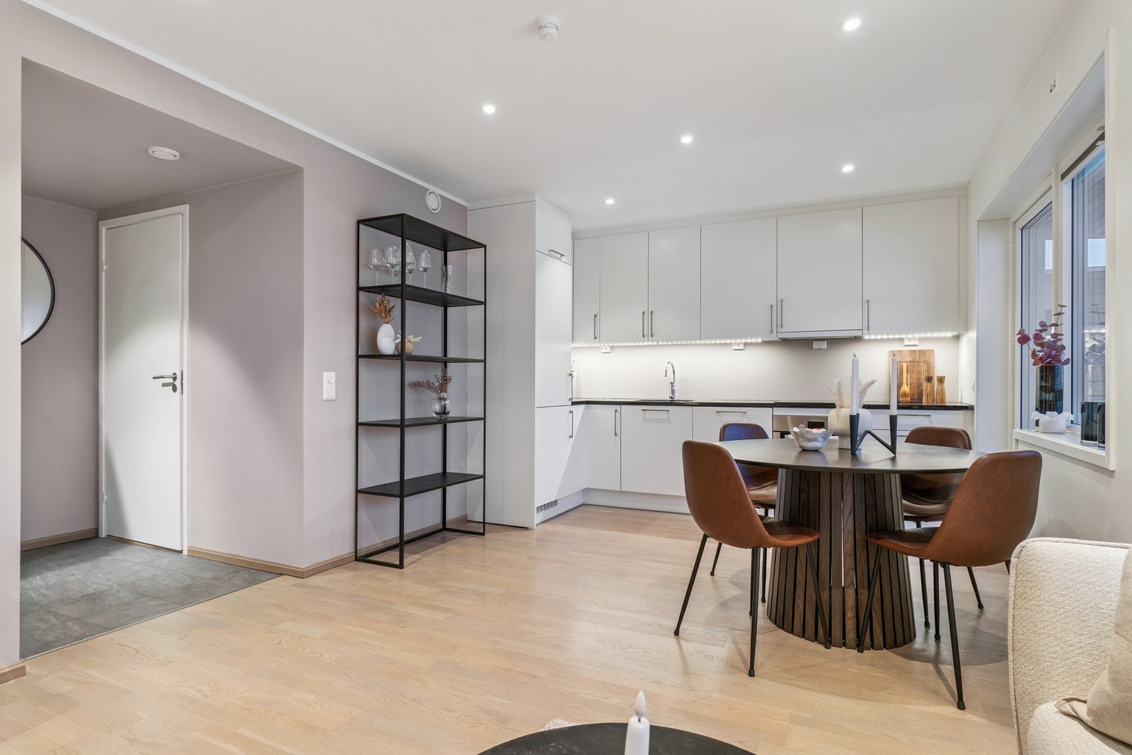 Stue og kjøkken har en åpen løsning, og du har plass for spisebord i overgangen som skaper et naturlig skille i rommet. Galleribilde