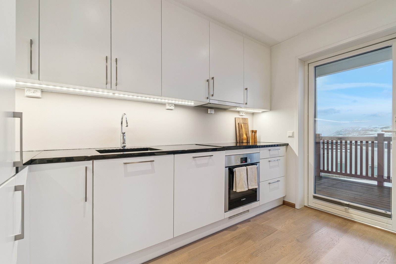 Kjøkkenet er oppgradert utover standardleveranse med ekstra skapplass, og benkeplate i stein som gir et mer luksuriøst preg. Galleribilde