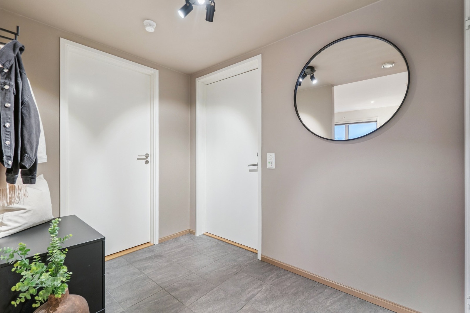 Når du kommer inn i leiligheten møtes du av en romslig entré med plass for garderobeløsning. Galleribilde