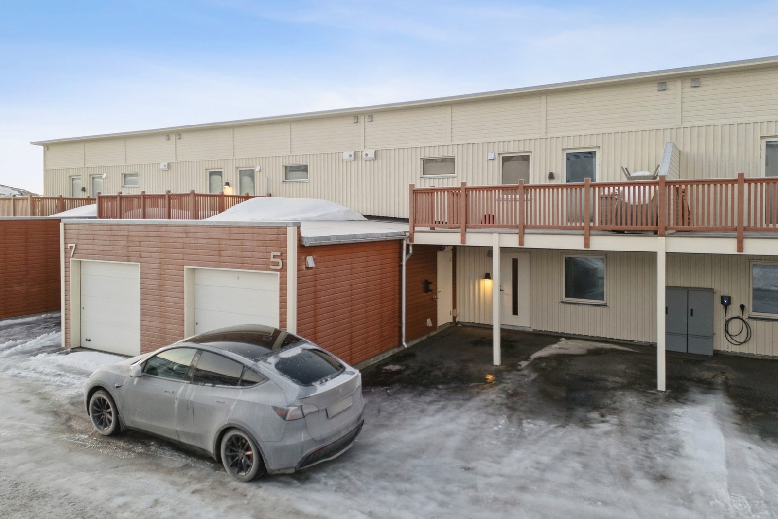 Det medfølger egen garasje som gir deg en enklere hverdag i vinterhalvåret. Det er montert elbillader av Gagama Elektro. Galleribilde