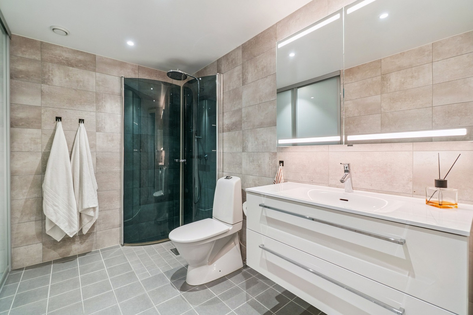 Badet er av god størrelse, og har fargekombinasjon på vegg og gulv som gir rommet en behagelig atmosfære. Galleribilde