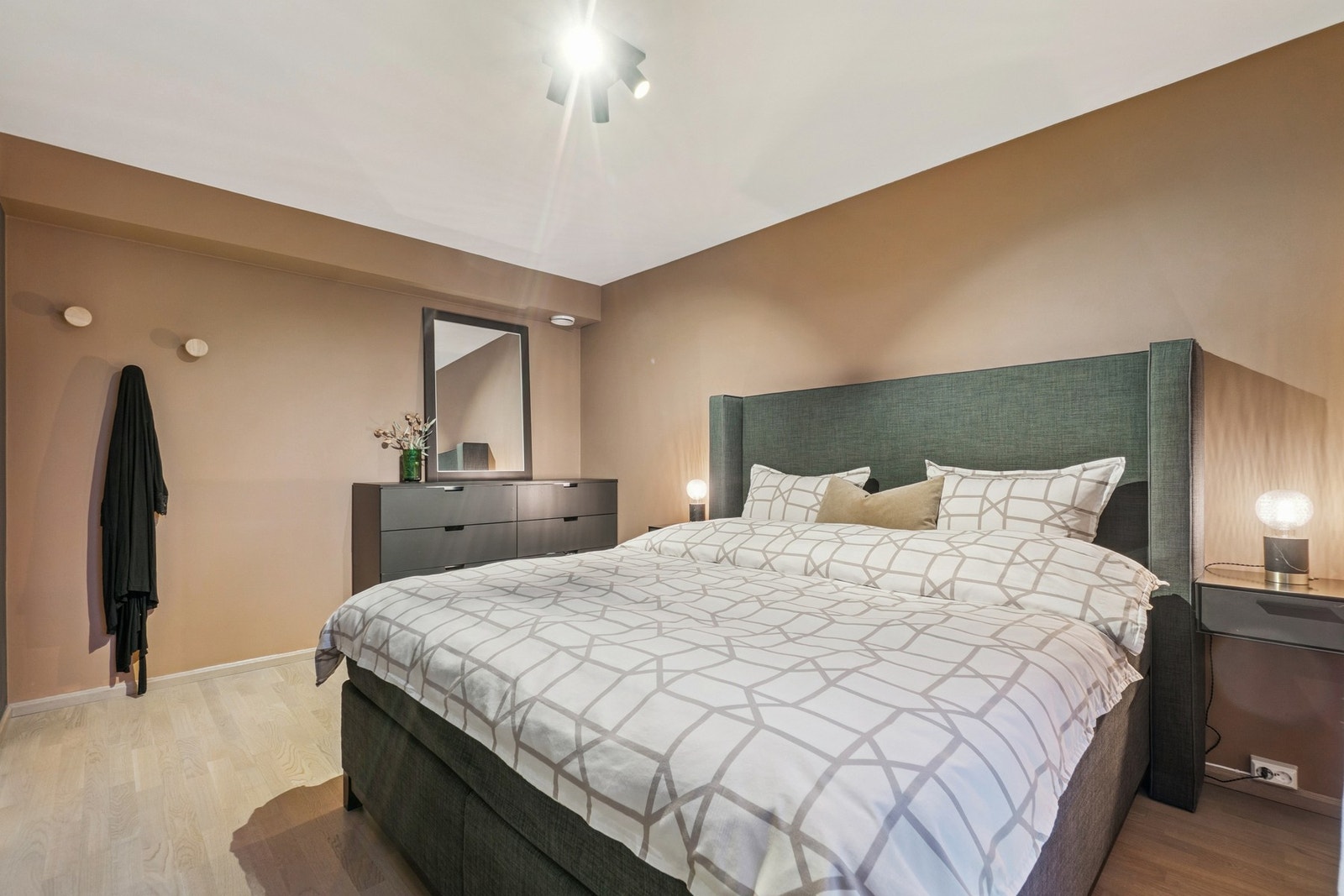 Hovedsoverommet er av god størrelse, og du får fint plass til både dobbeltseng og klesmøblement. Galleribilde