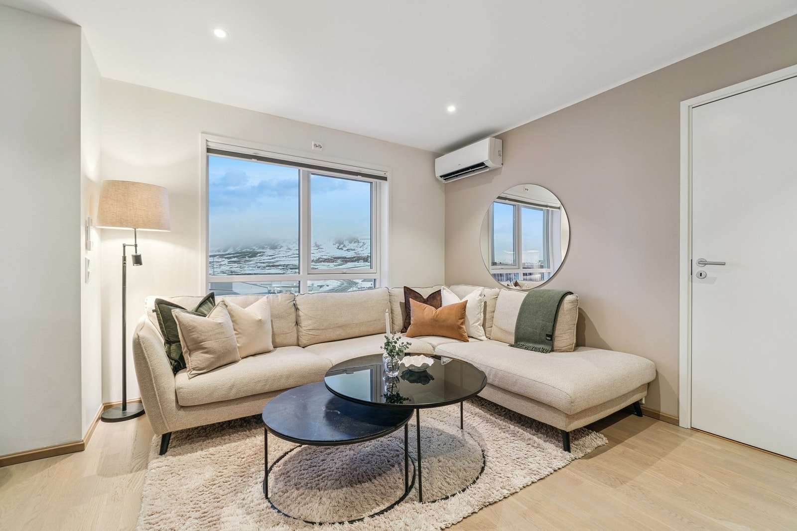 Leiligheten fremstår innbydende, og har tidsriktige farge- og materialvalg. Galleribilde