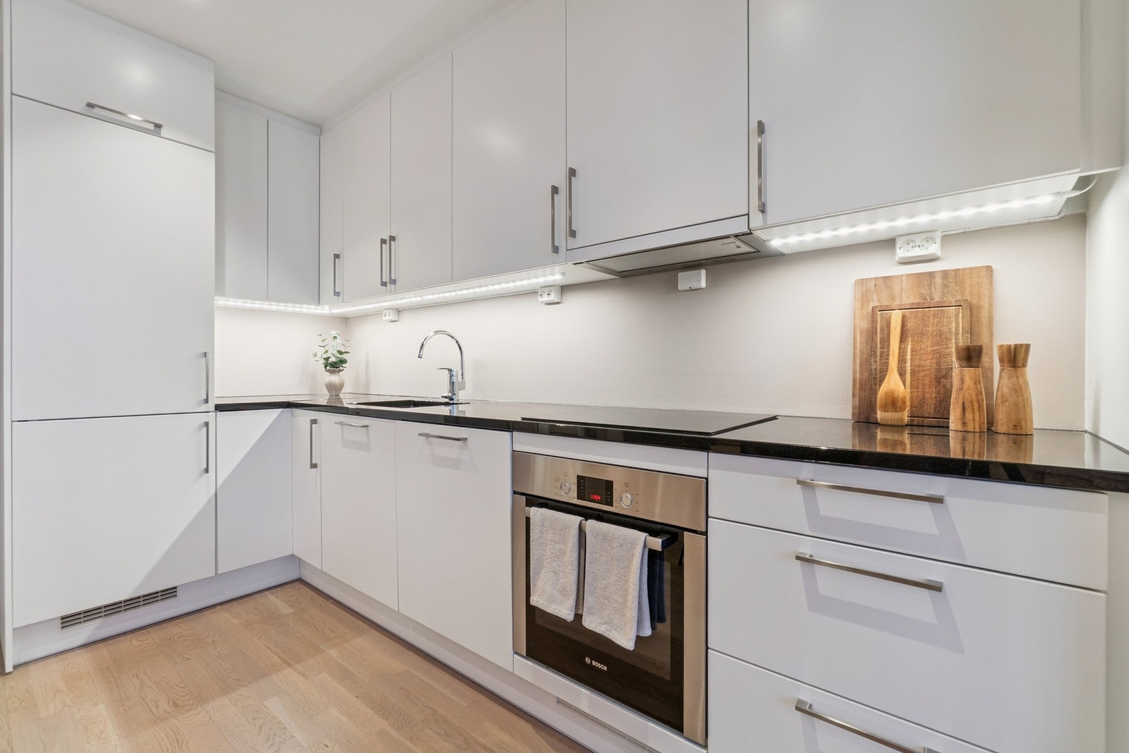 Kjøkkeninnredningen er av merket Arens, og har tidløse fronter med integrerte hvitevarer. Galleribilde