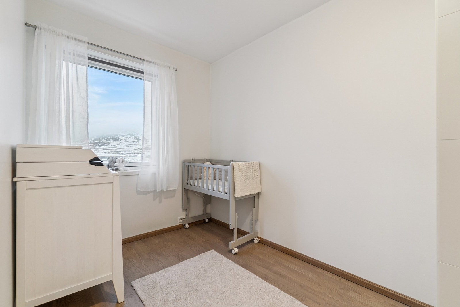 Det andre soverommet er av mindre størrelse, men gjør seg utmerket som for eksempel et barnerom, gjesterom, kontor eller garderoberom. Galleribilde