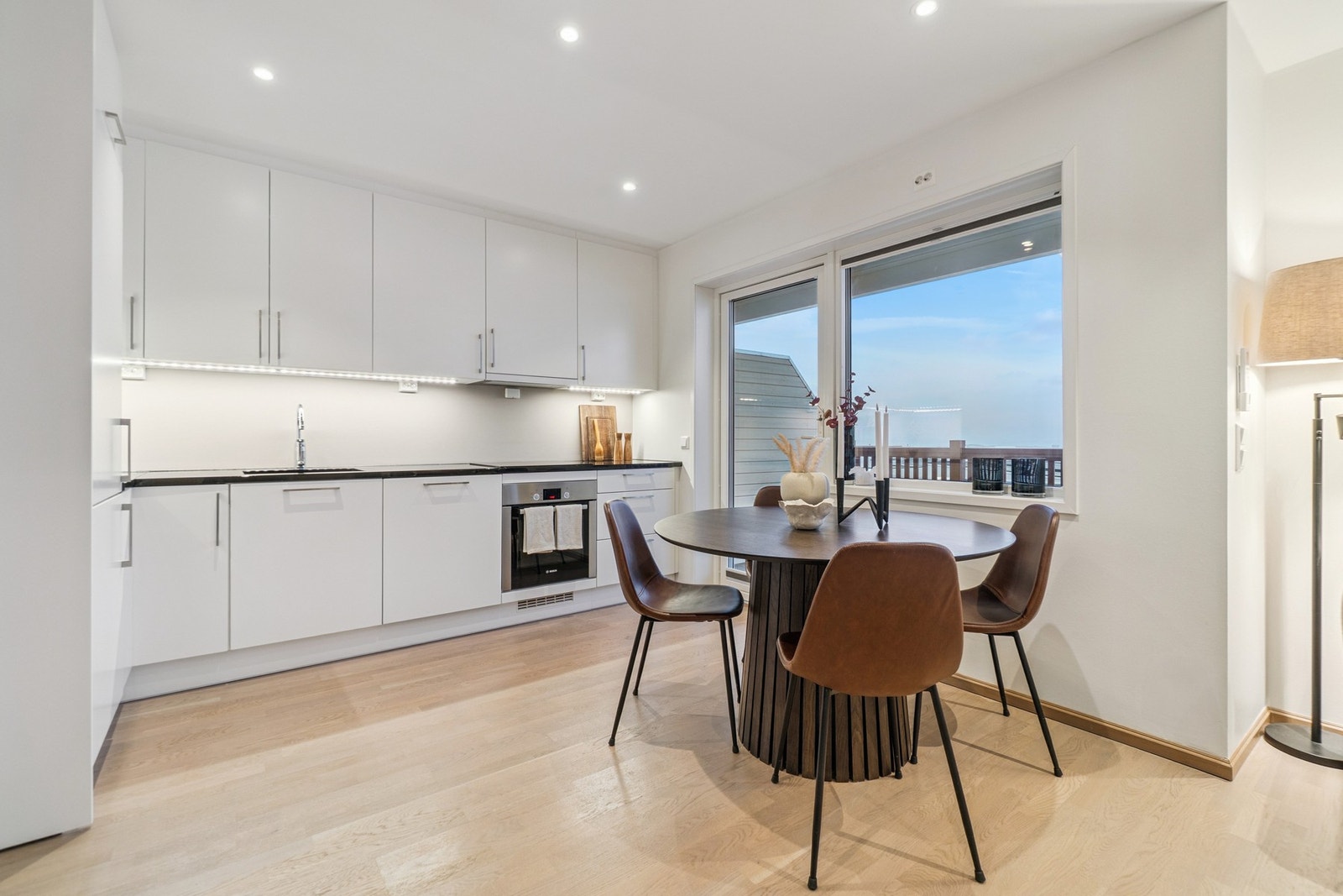 Lyse fargevalg, pent gulv og downlights i himling gir et gjennomført og pent inntrykk. Galleribilde