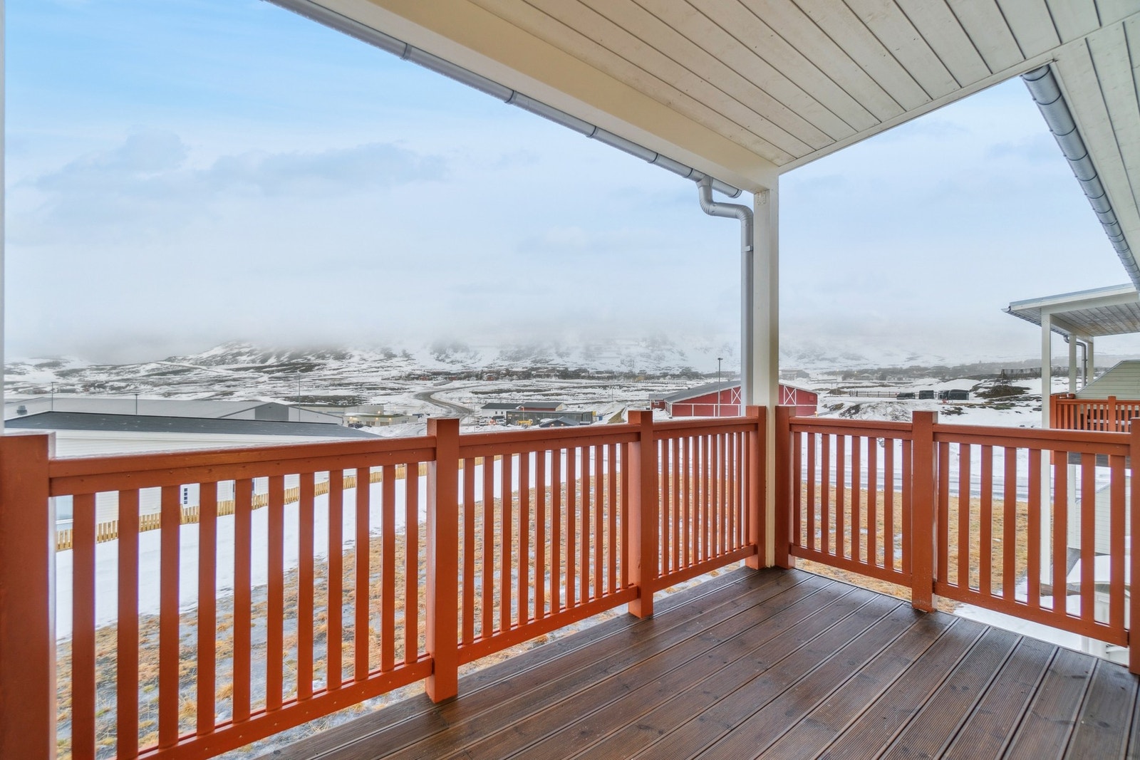 Fra kjøkkenet har du adkomst til en av leilighetens to uteplasser. Verandaen har et praktisk overbygg. Galleribilde