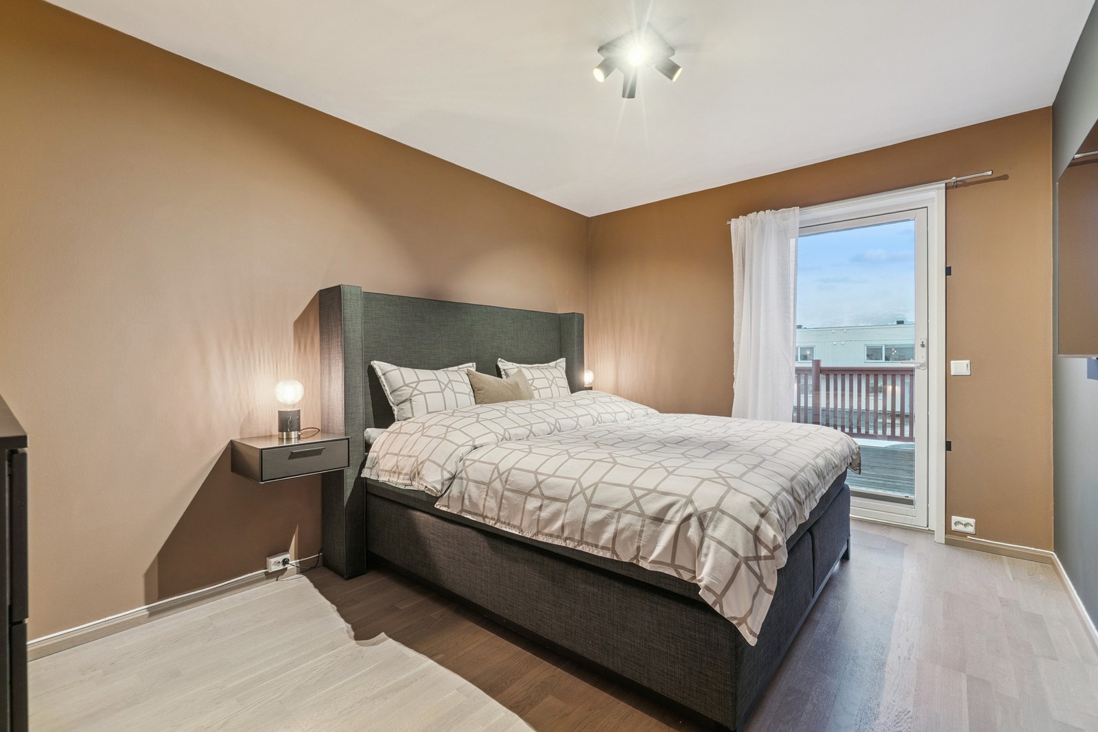 De vegghengte nattbordene medfølger handelen. Galleribilde