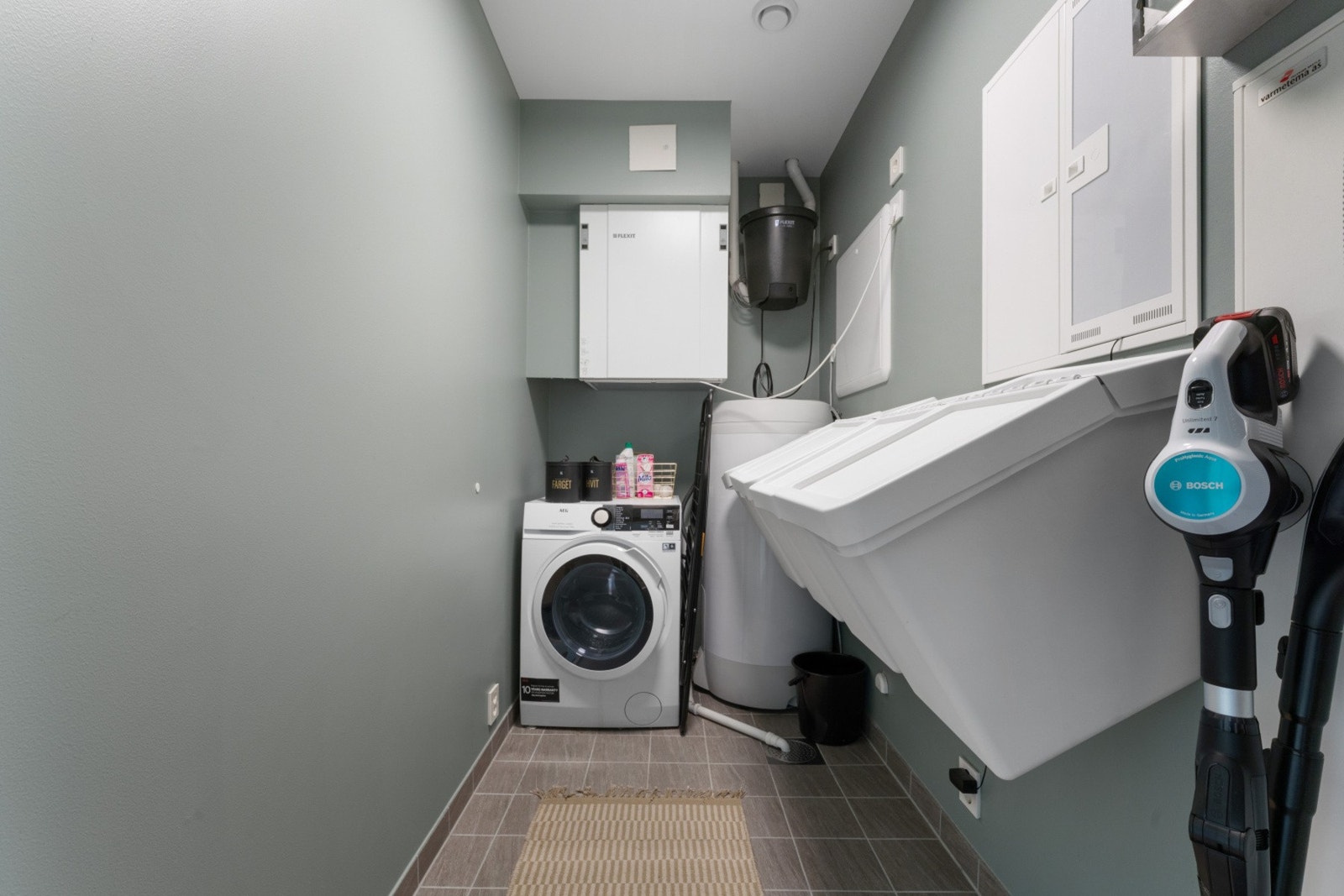 Eget separat vaskerom/ teknisk rom med gulvfliser. Det er kvaliteter som balansert ventilasjon og rør i rør vannsystem. Galleribilde