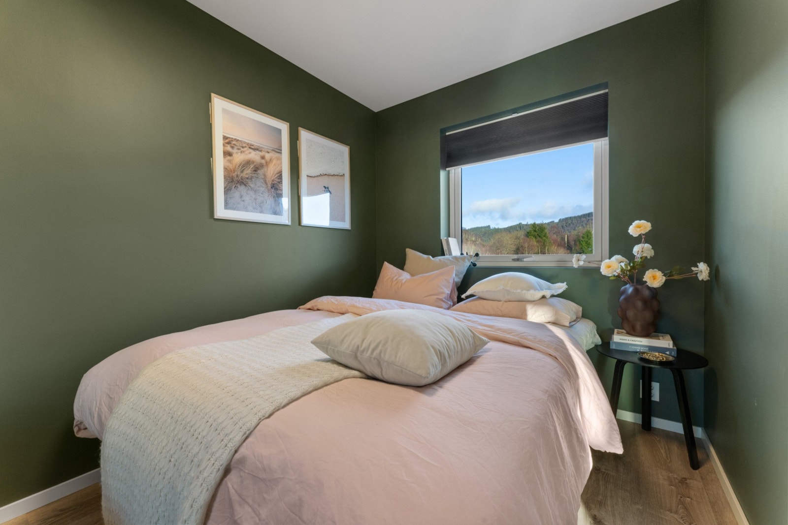 Soverommet har god plass til dobbeltseng Galleribilde