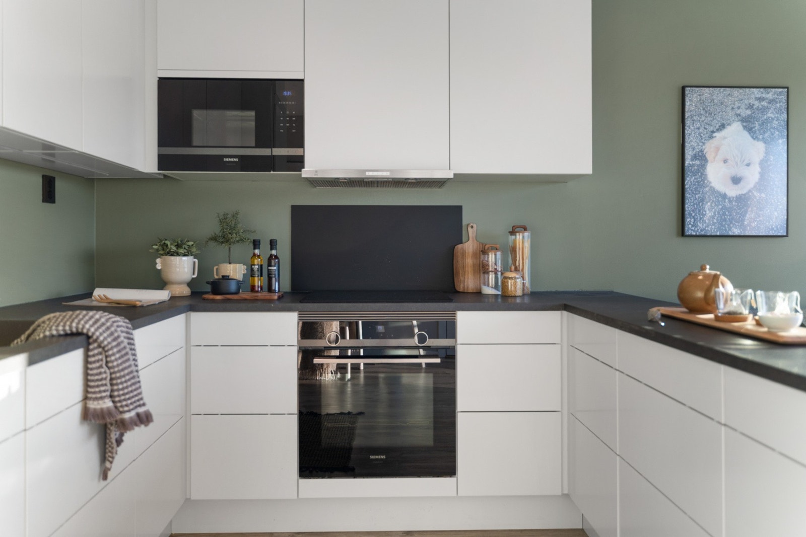 Her har man godt med benkeplass, skap og skuffeplass. Galleribilde