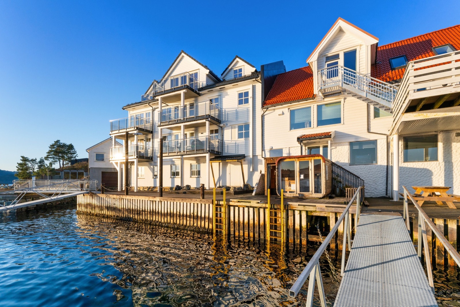 Det er også kort vei til "Damp og Dypp" i Isdal med badstue og bading. Galleribilde