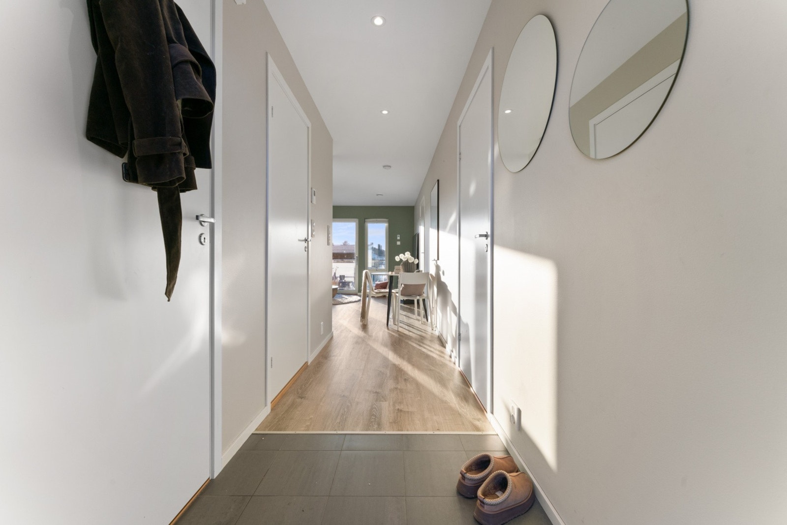 Lyst og trivelig gangareal med downlights i himling gir et godt førsteinntrykk. Galleribilde