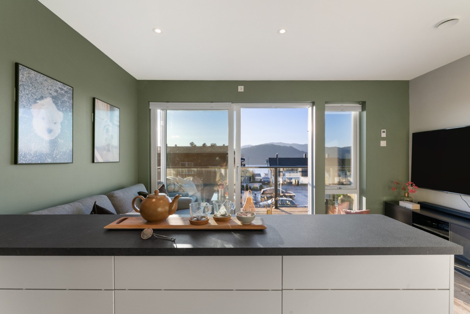 Åpen stue/ kjøkkenløsning med utsikt utover nærområdet. Galleribilde