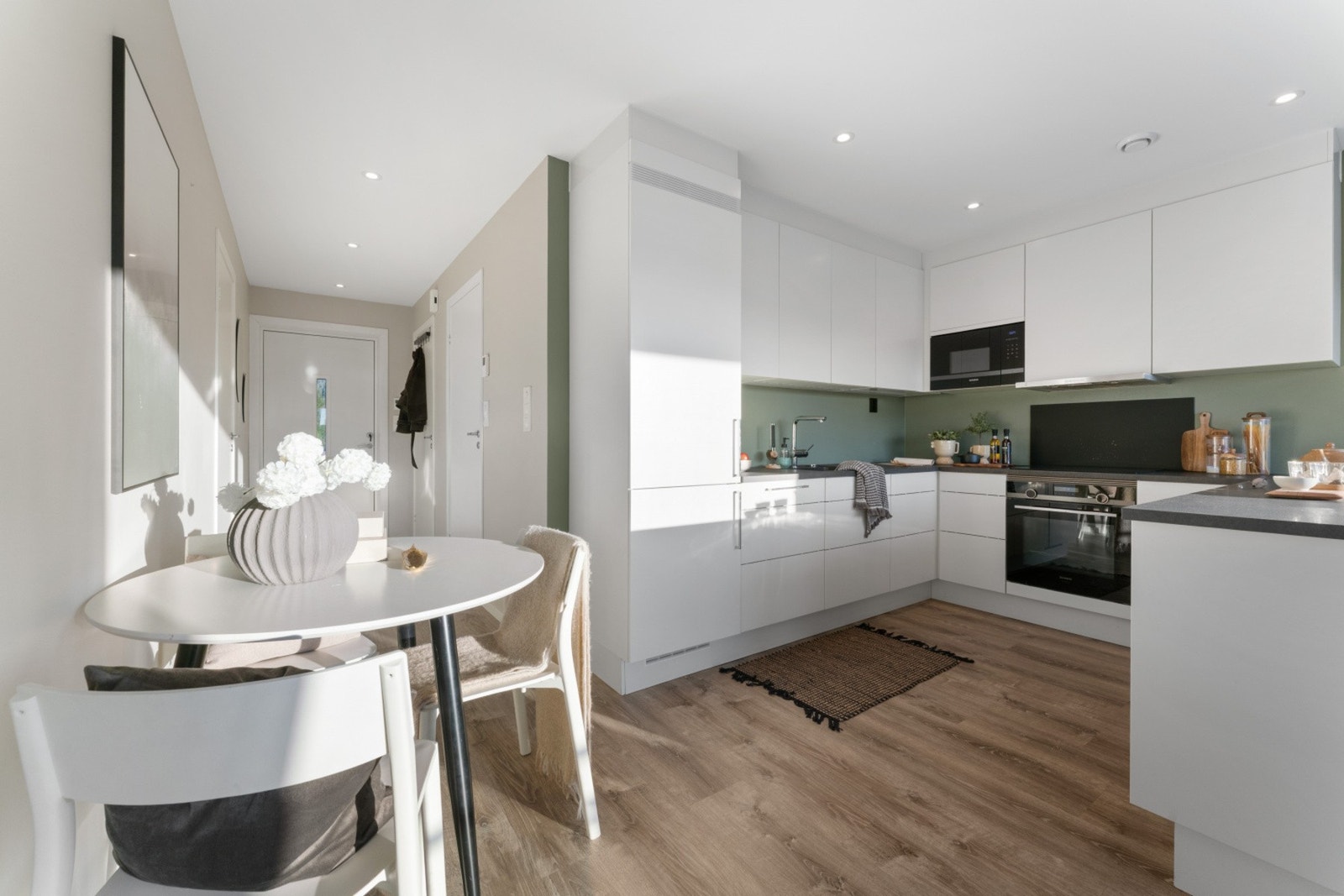 Kjøkkenareal med plass til spisebord. Galleribilde