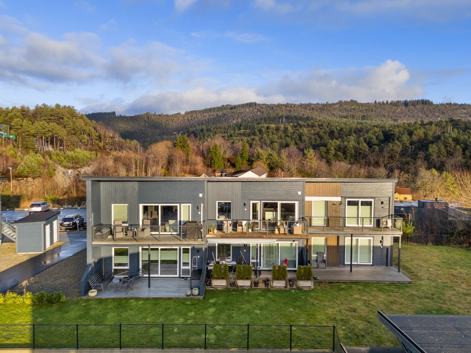 Leiligheten ligger fint plassert i øverste etasje. Området er populært og trivelig. Til Knarvik AMFI tar det kun ca. 5 min. med bil. Galleribilde