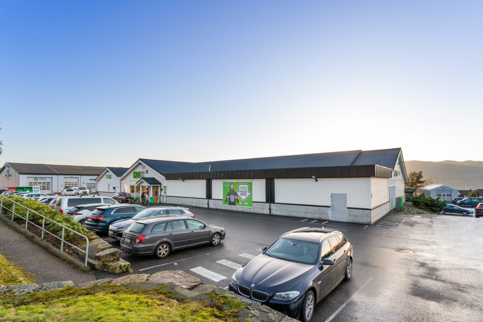 Fra leiligheten har man kort gangavstand til bussholdeplass og dagligvarebutikker. Galleribilde