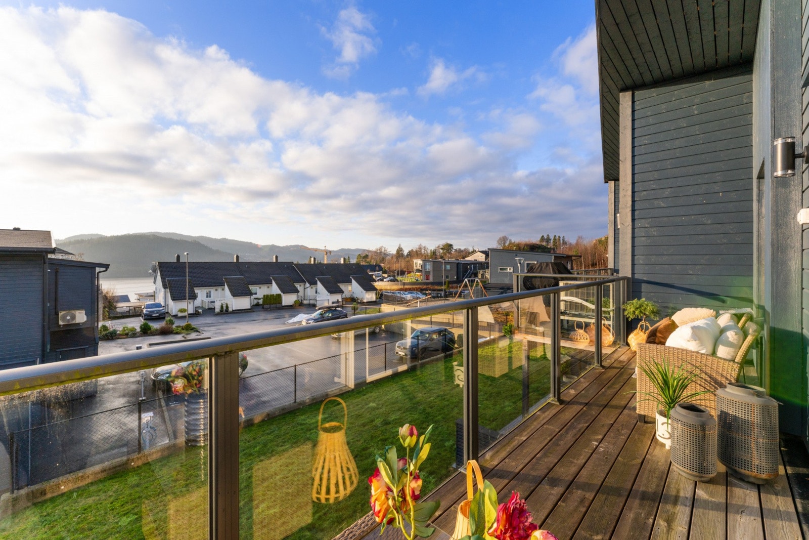 Man har god plass til utemøbler samt at man har noe sjøutsikt til Kvernafjorden. Galleribilde