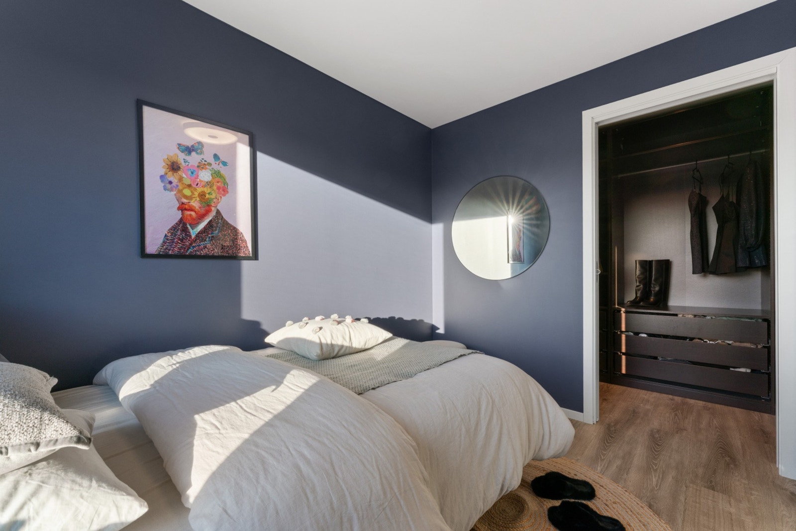 Mellom soverommet og garderoben er det skyvedør. Galleribilde