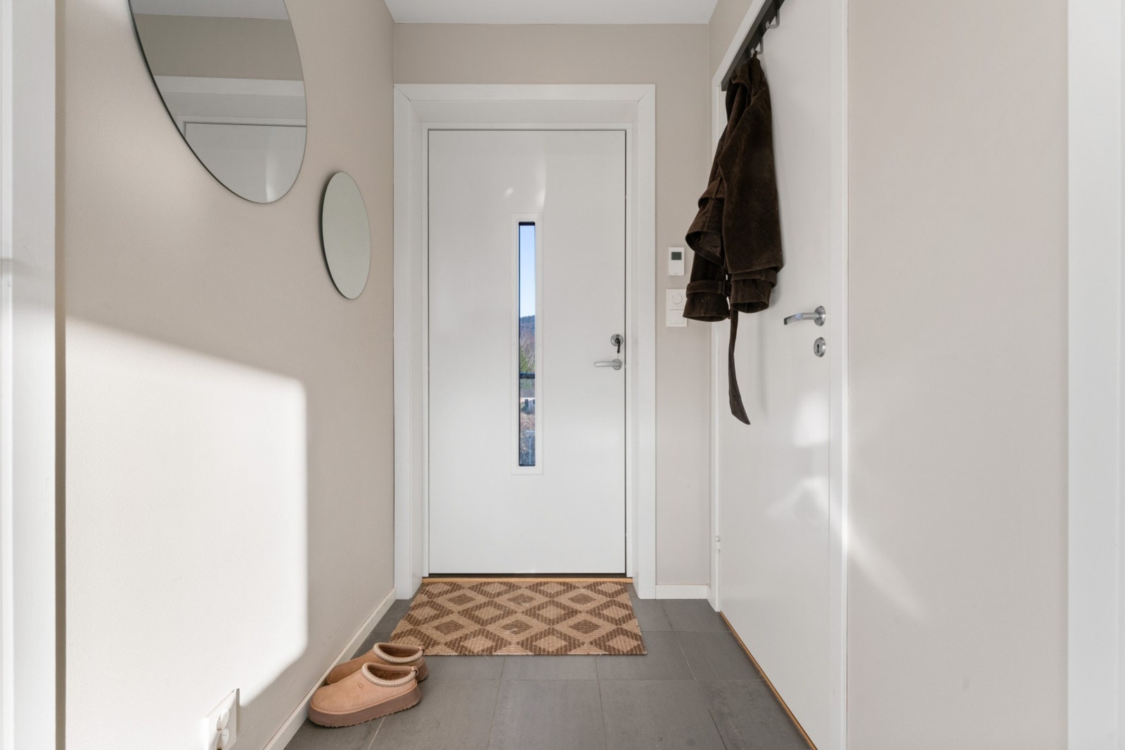 Entre med gulvvarme og praktiske fliser. Galleribilde