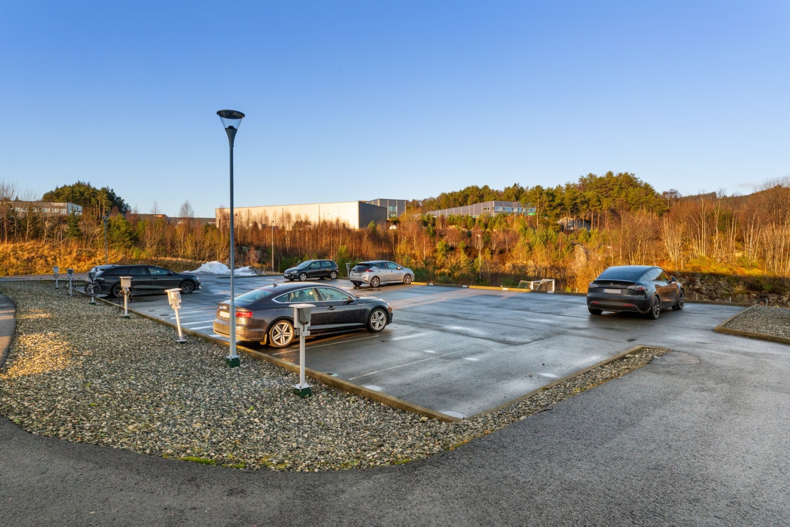 Tilhørende leiligheten har man egen parkeringsplass med elbil lader. Galleribilde