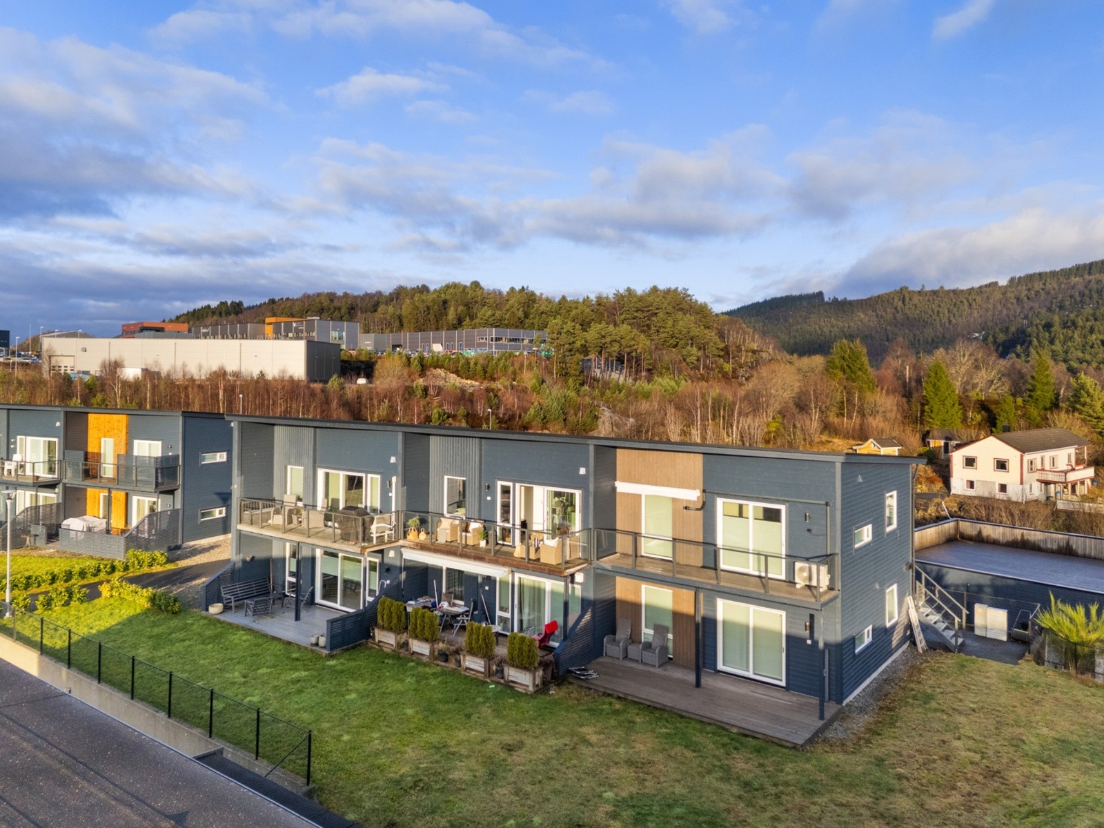 Sameiets fellesarealer er opparbeidet med grøntareal og parkeringsplasser. Galleribilde