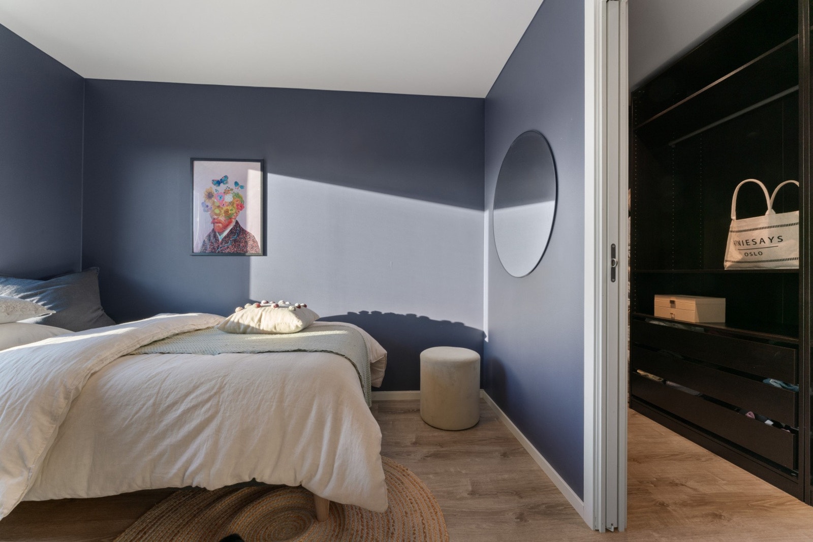 Soverommet har også inngang til praktisk walk- in closet med areal 3,36 m². Galleribilde