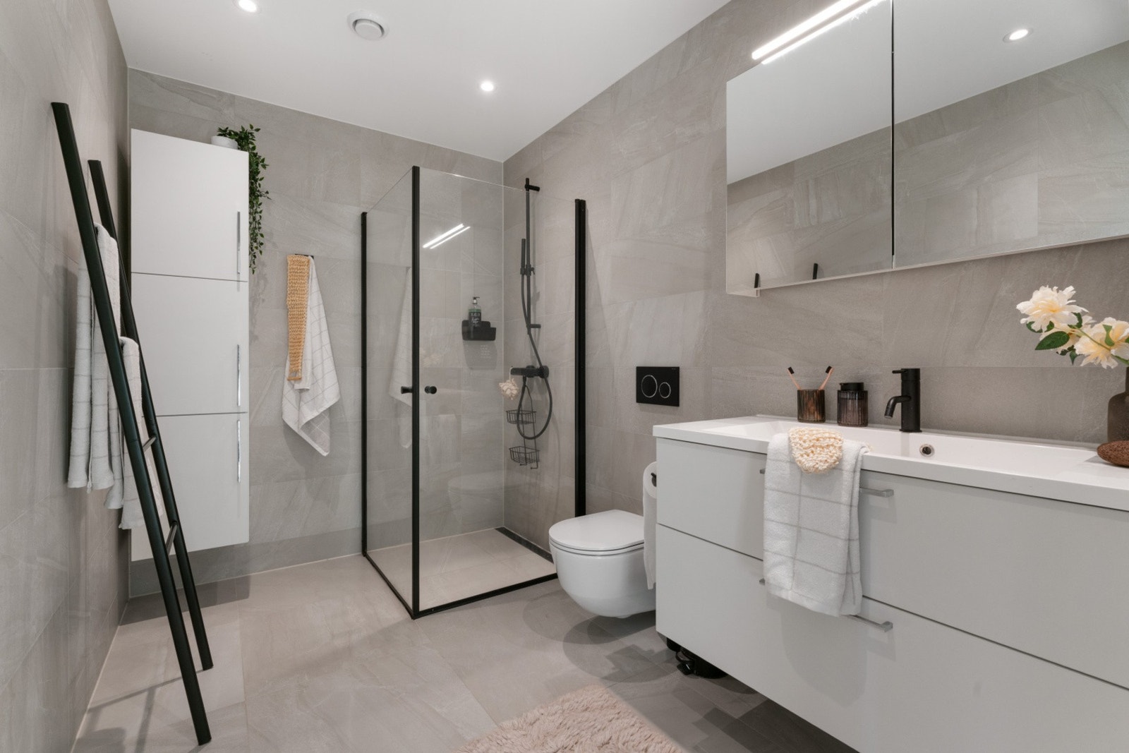 Lekkert helfliset baderom med downlights i himling. Galleribilde