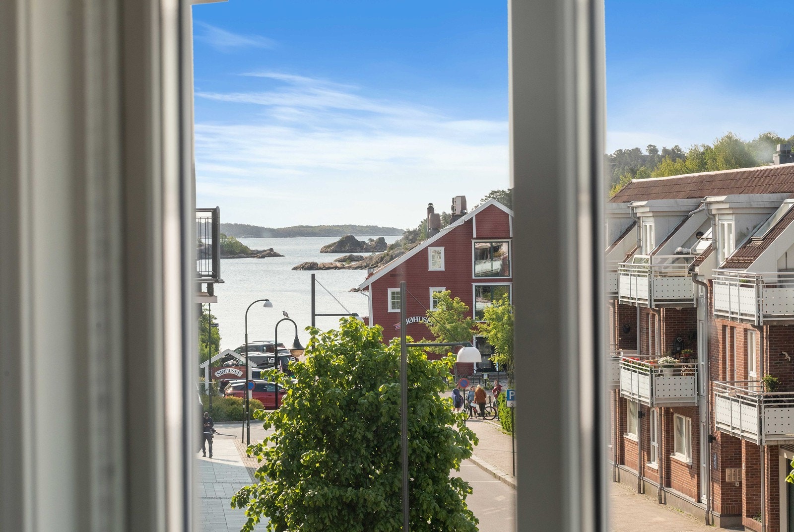 Nydelig sjøgløtt og utsikt mot Markens Gate fra stuevinduet. Galleribilde