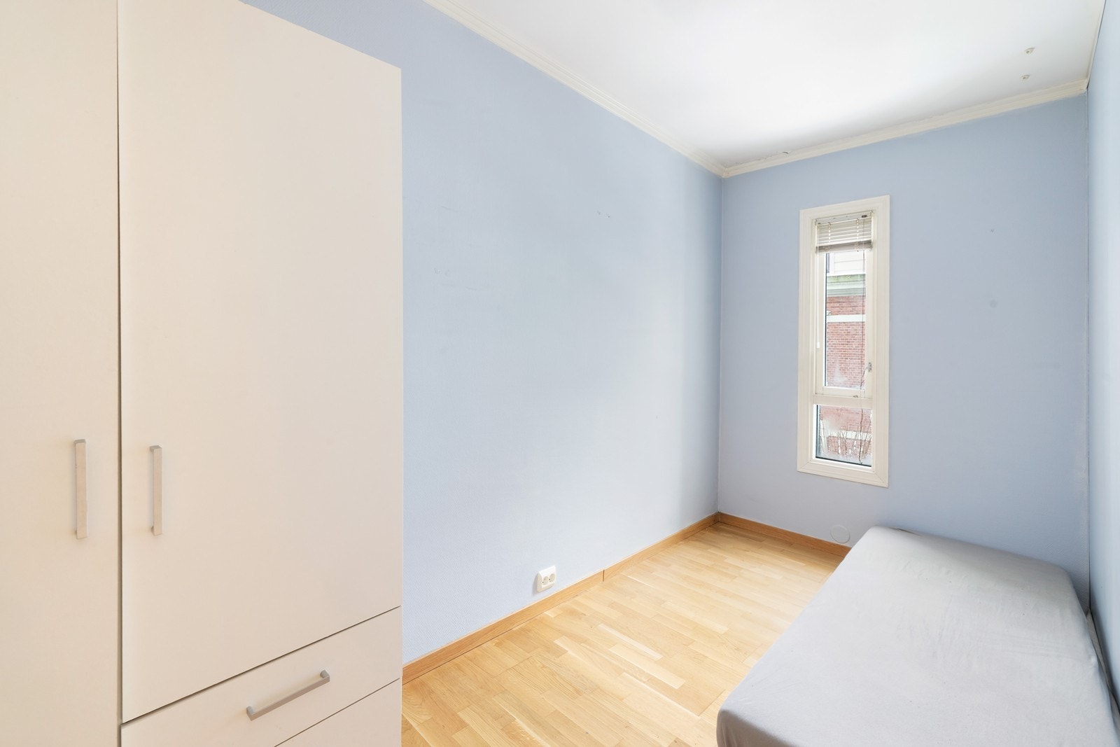 Innredet soverom i forlengelse av stuen. Rommet oppfyller ikke kravene til soverom mht. rømningsvei, grunnet for smalt vindu. Dette rommet kan lett kan reverseres dersom man ønsker å gjøre stuen større. Galleribilde