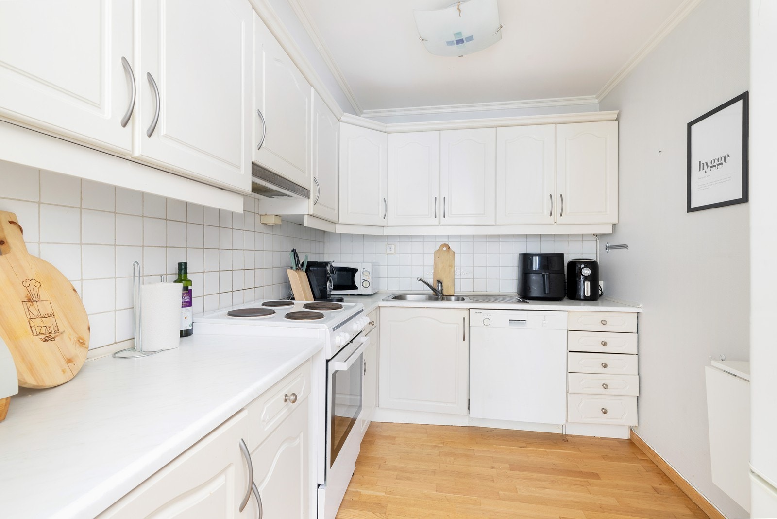 Kjøkkenet har godt skap og benkplass samt flis over kjøkkenbenken. Galleribilde