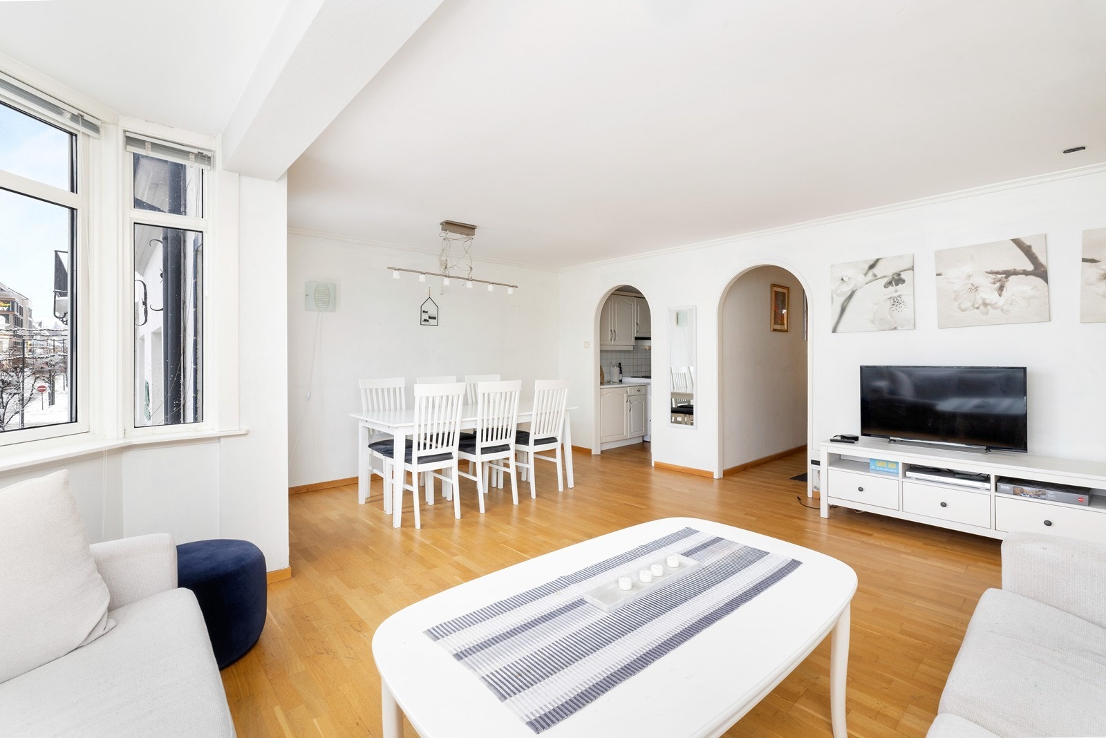 Lys og romslig stue med god plass til sofagruppe og spisebord. Galleribilde