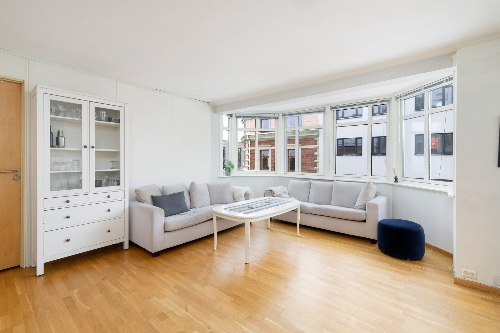 Store vindusflater gir mye naturlig lys og bidrar til en behagelig romfølelse. Galleribilde