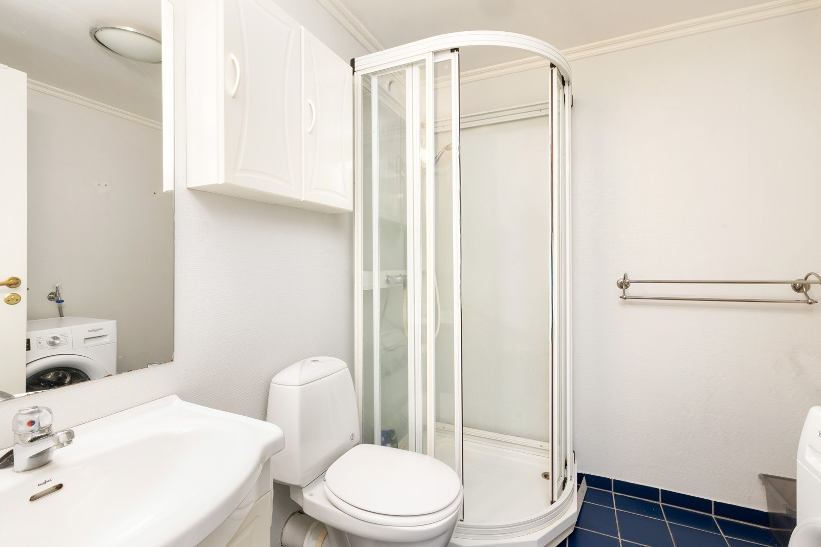 Flislagt bad med dusjkabinett, servant med underskap, wc, varmekabler, mekanisk avtrekk samt opplegg for vaskemaskin og tørketrommel. Galleribilde