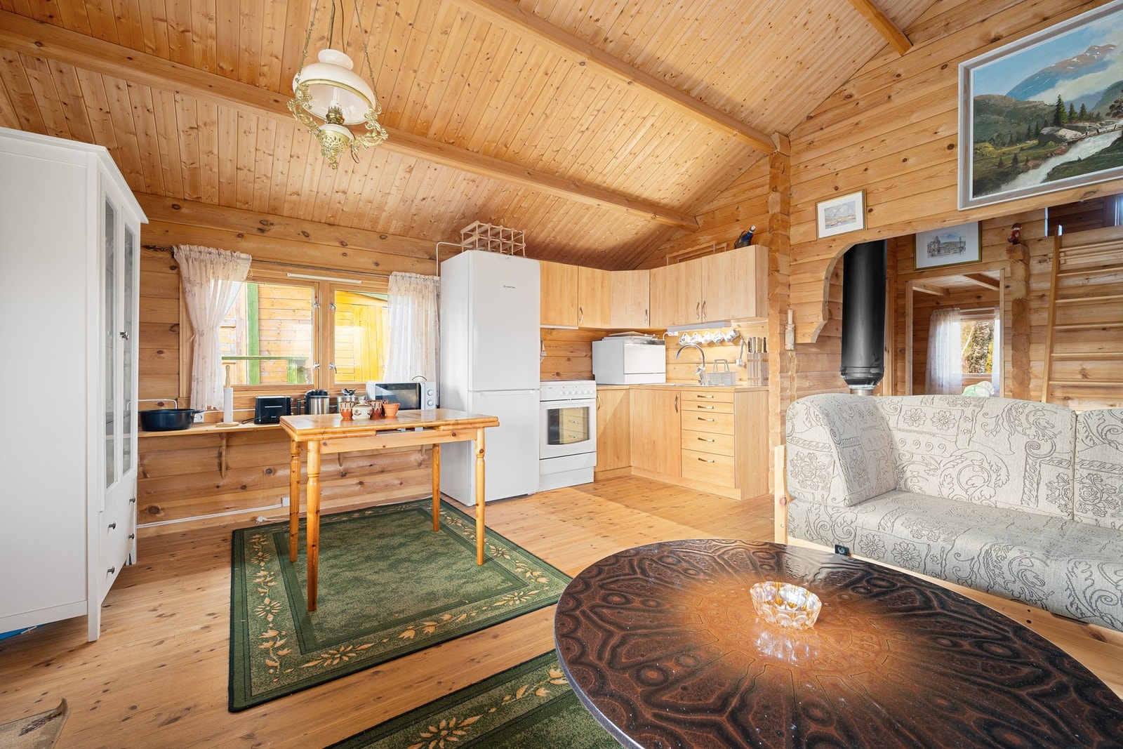 Kjøkken og stue i åpen løsning gir ekte hyttefølelse Galleribilde