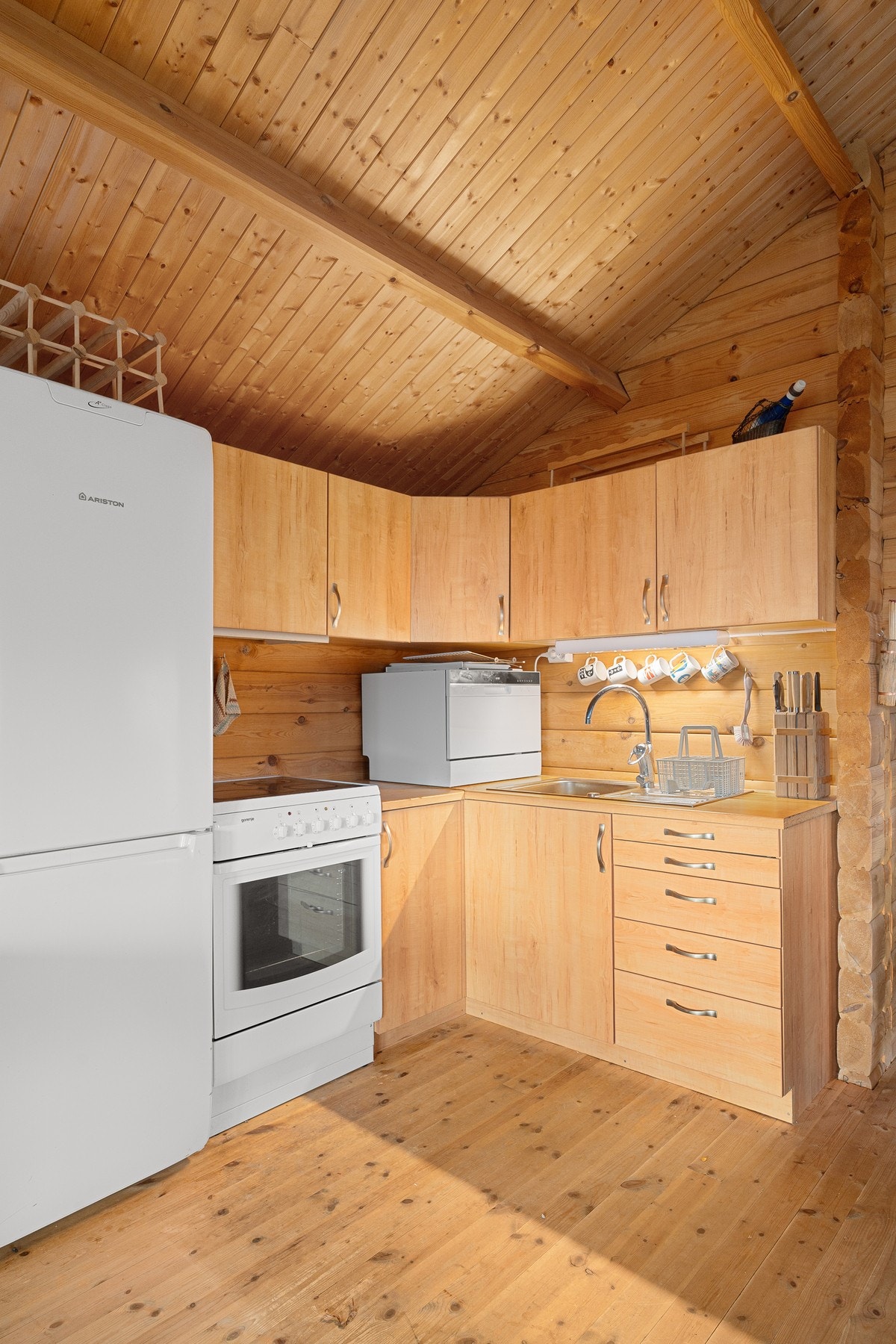 Kjøkkeninnredningen er praktisk med god plass i skuffer og skap Galleribilde