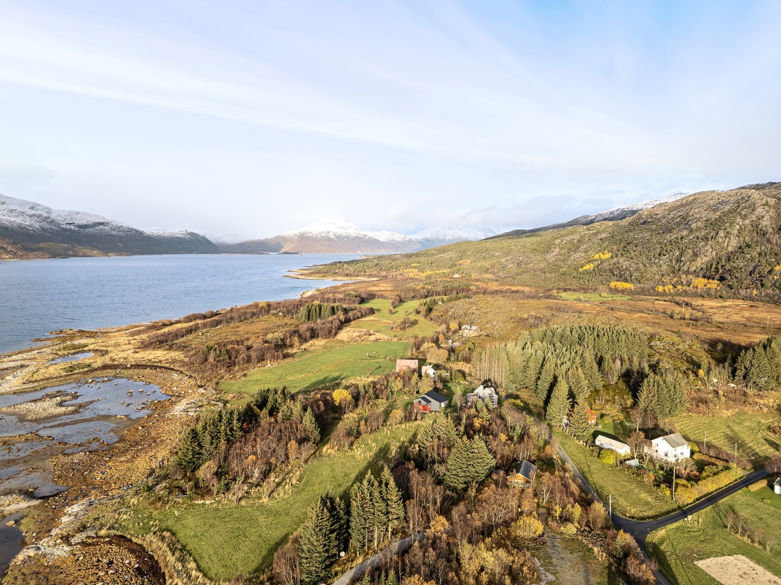 Nærhet til både hav og fjell gir gode friluftsfasiliteter både til lands og til sjøs, og Kjærfjord småbåthavn ligger like i nærheten Galleribilde