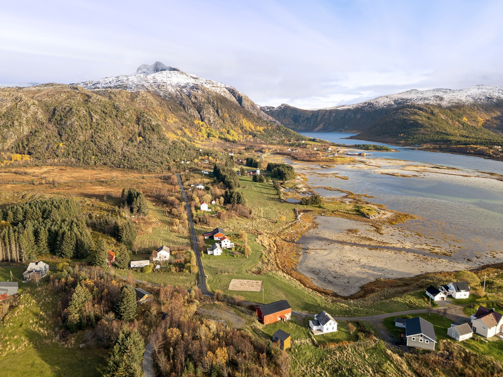 Det tar i underkant av 30 min til nærmeste dagligvarebutikk som befinner seg i Ramsund Galleribilde
